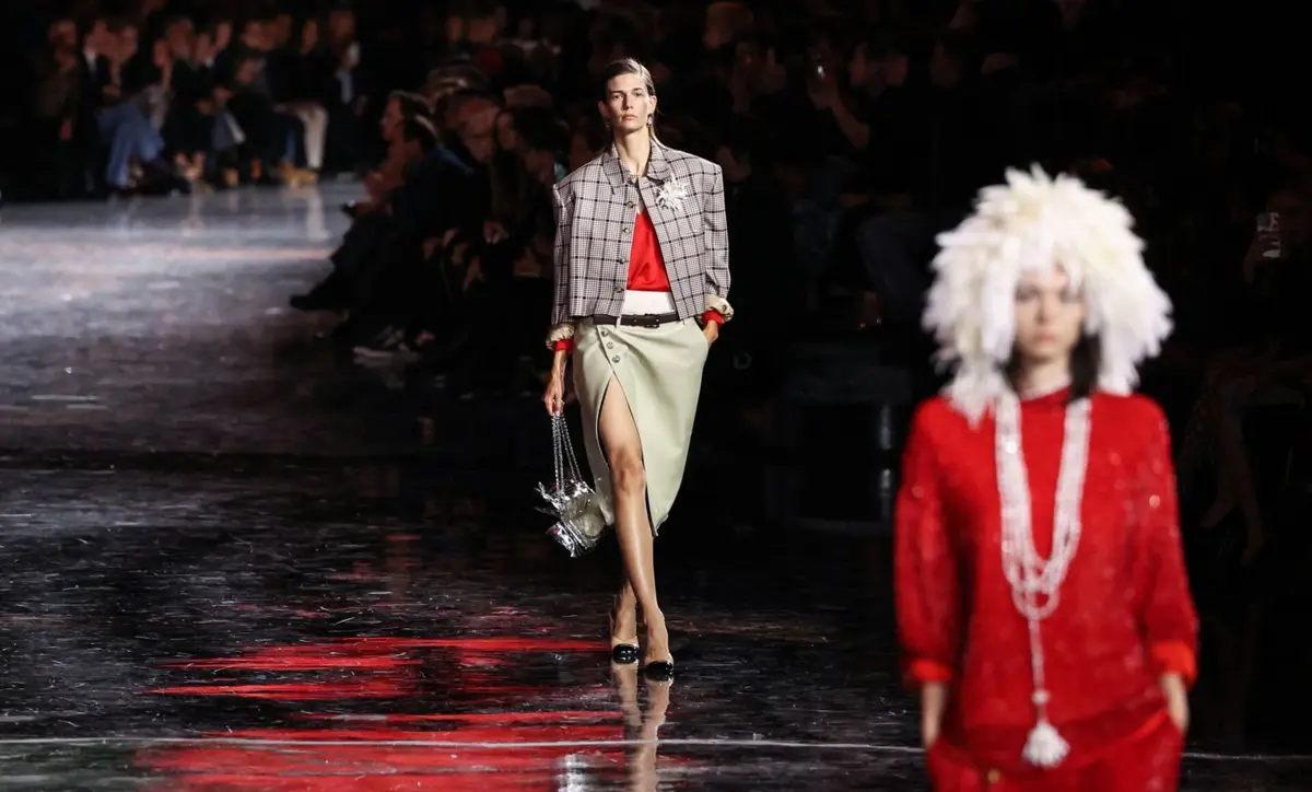 Sem títulos de princesa, Kendra Spears reinou na passarela da Chanel no seu regresso à moda