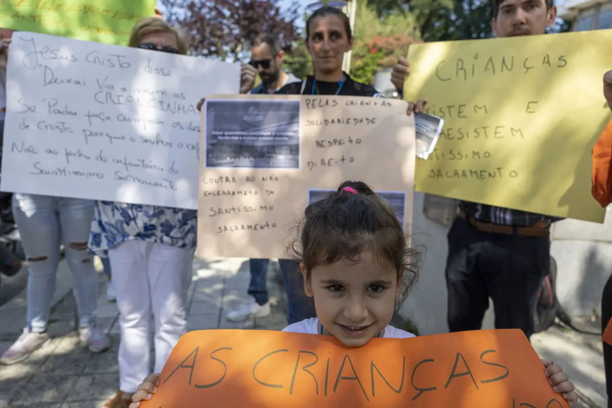 Durante a manhã, pais e algumas crianças concentraram-se à porta da Segurança Social, à hora da reunião com o padre Joaquim Santo