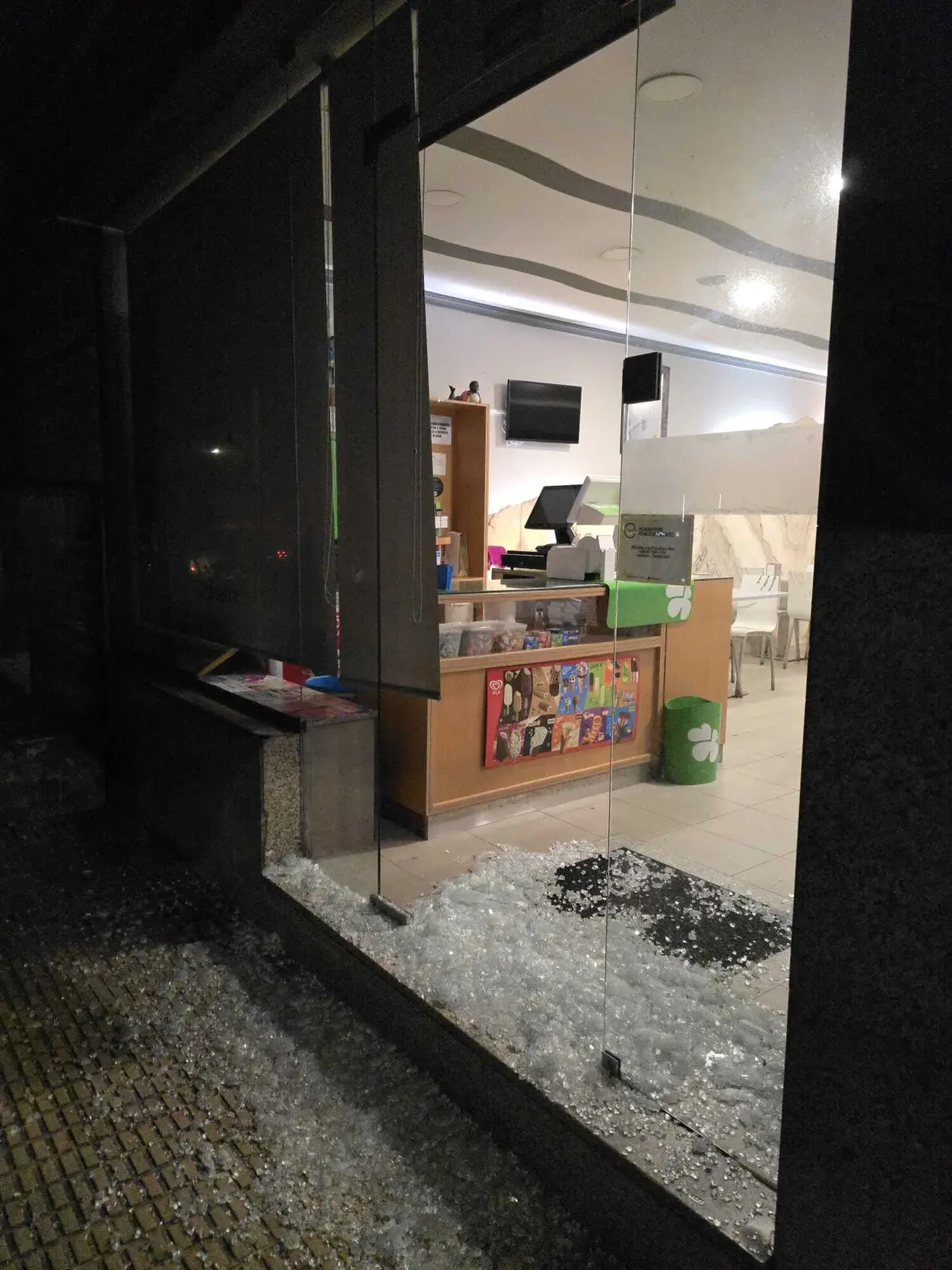 O assalto ocorreu por volta da 1 hora