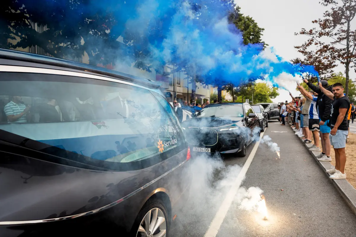 Depois da missa fúnebre, o corpo foi transportado para o cemitério de Agramonte