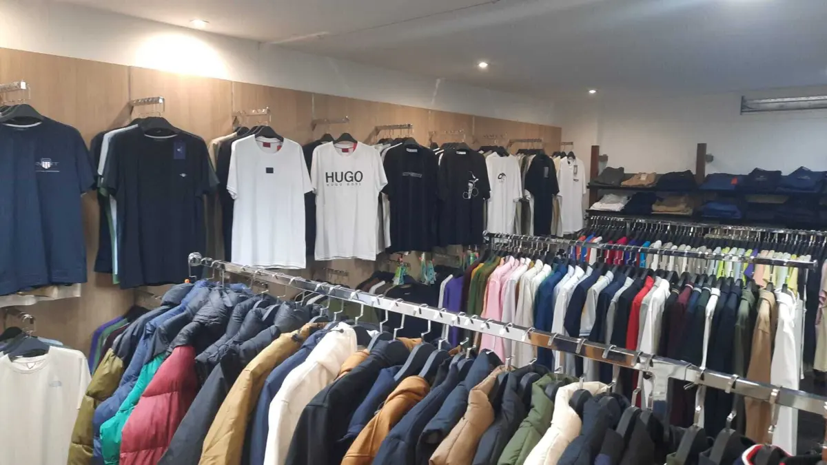 Loja vendia roupa contrafeita ao lado de vestuário legitimo.