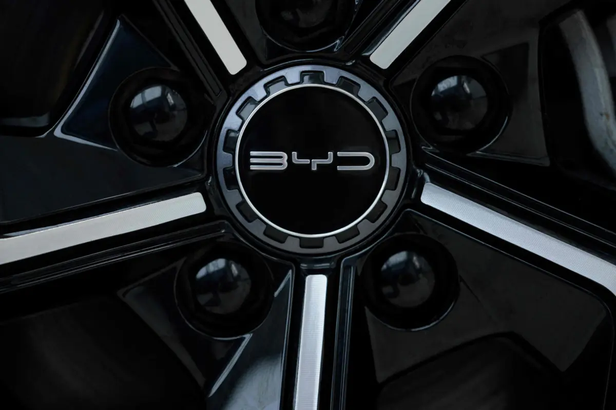 Imagem de contexto do artigo Justiça brasileira processa chinesa BYD por trabalho escravo e tráfico de pessoas