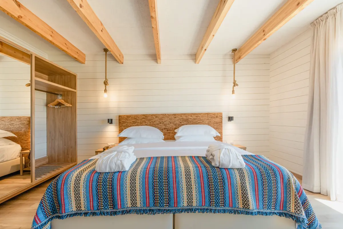 O hotel tem 32 quartos, todos com vista para o Monte do Vagar.