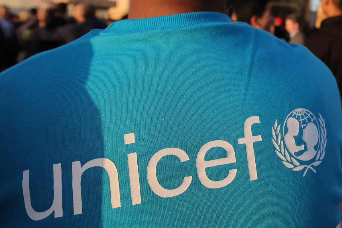 Entre as meninas sem acesso à educação, a Unicef estima que 56% engravidam na adolescência e 64% das que apenas concluíram o ensino básico casaram-se ainda crianças