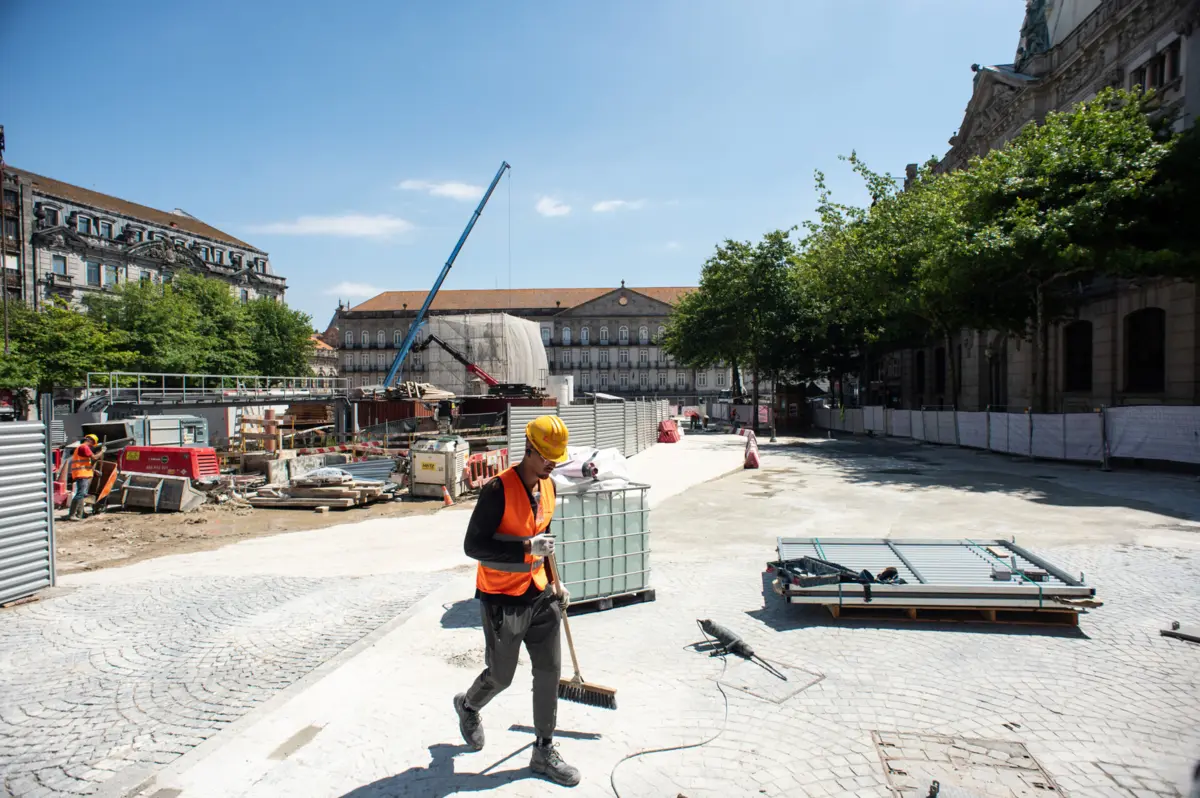 Trabalhos, ontem, junto ao Banco de Portugal. Hoje, já se pode descer por aqui