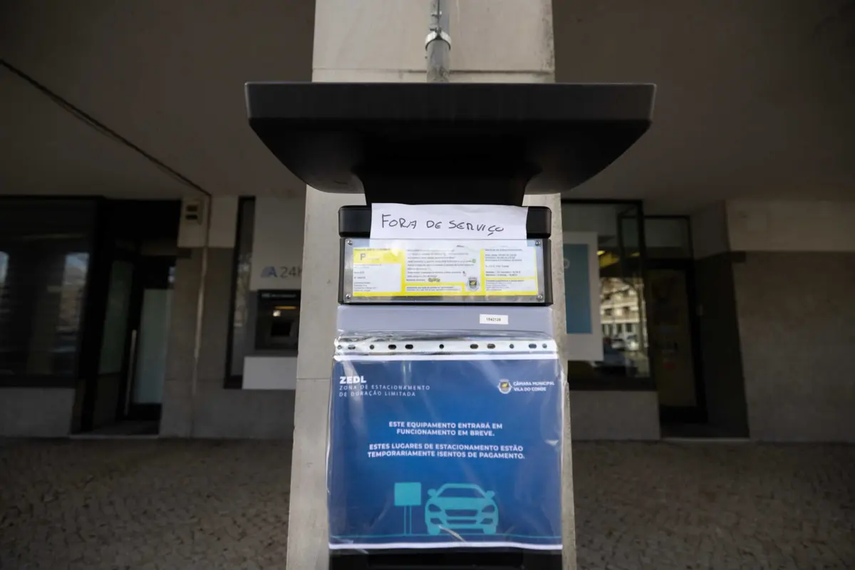 Parcómetros estão "fora de serviço", como consta no letreiro