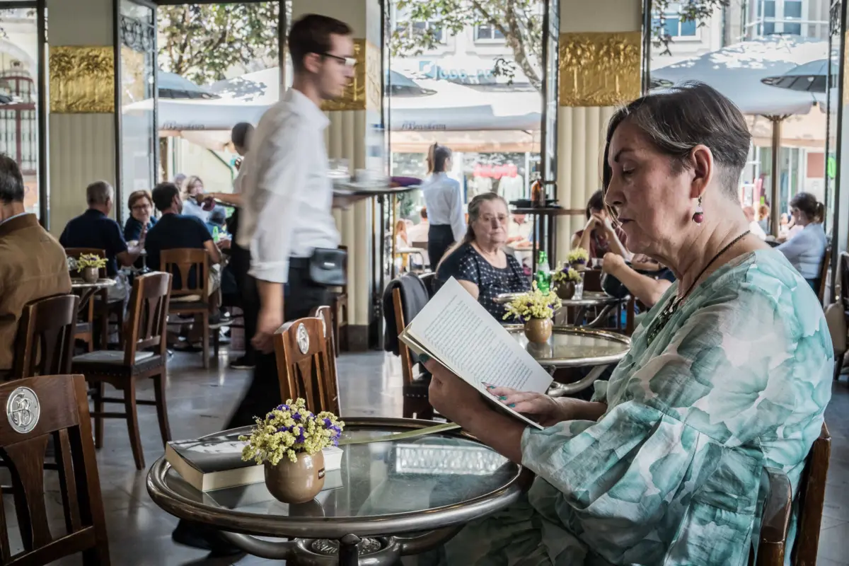 O café A Brasileira hoje também é restaurante