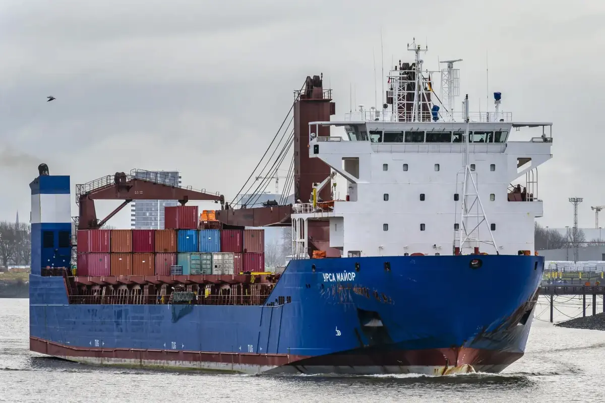 O cargueiro Ursa Major transportava gruas portuárias e tampas de escotilha para quebra-gelos