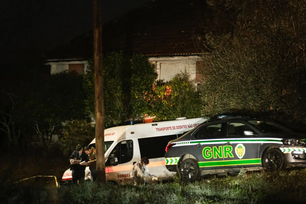 Polícia Judiciária, GNR e Bombeiros estiveram no local, onde Gonçalo Carvalho matou o menor e provocou a explosão da casa