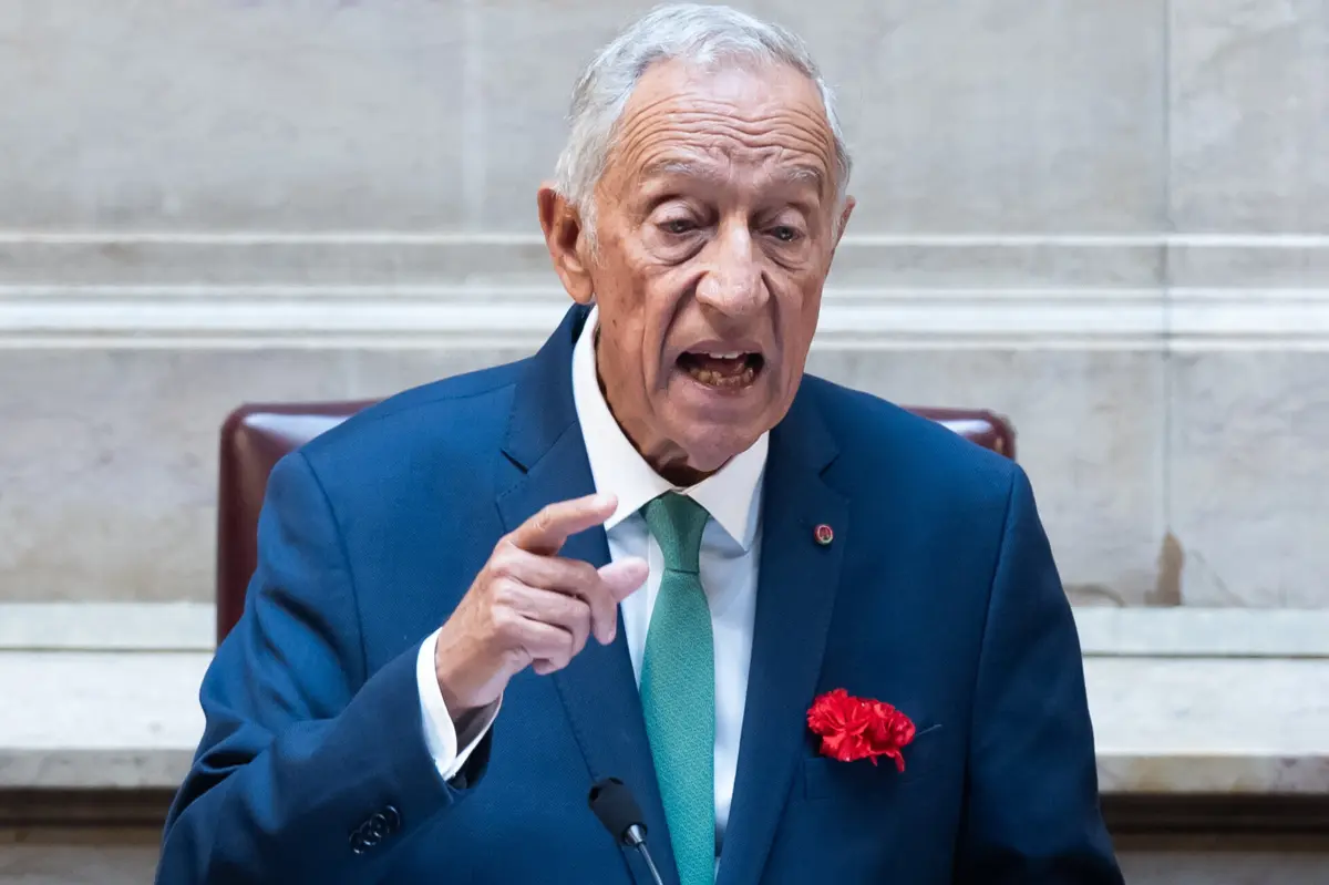 Imagem de contexto do artigo 25 Abril: Muitos mil na rua, Marcelo atacado com herança colonial