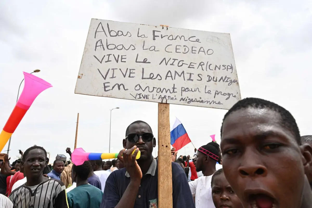 Milhares de pessoas manifestam-se com bandeiras nigerinas e russas e a gritar "abaixo a França"