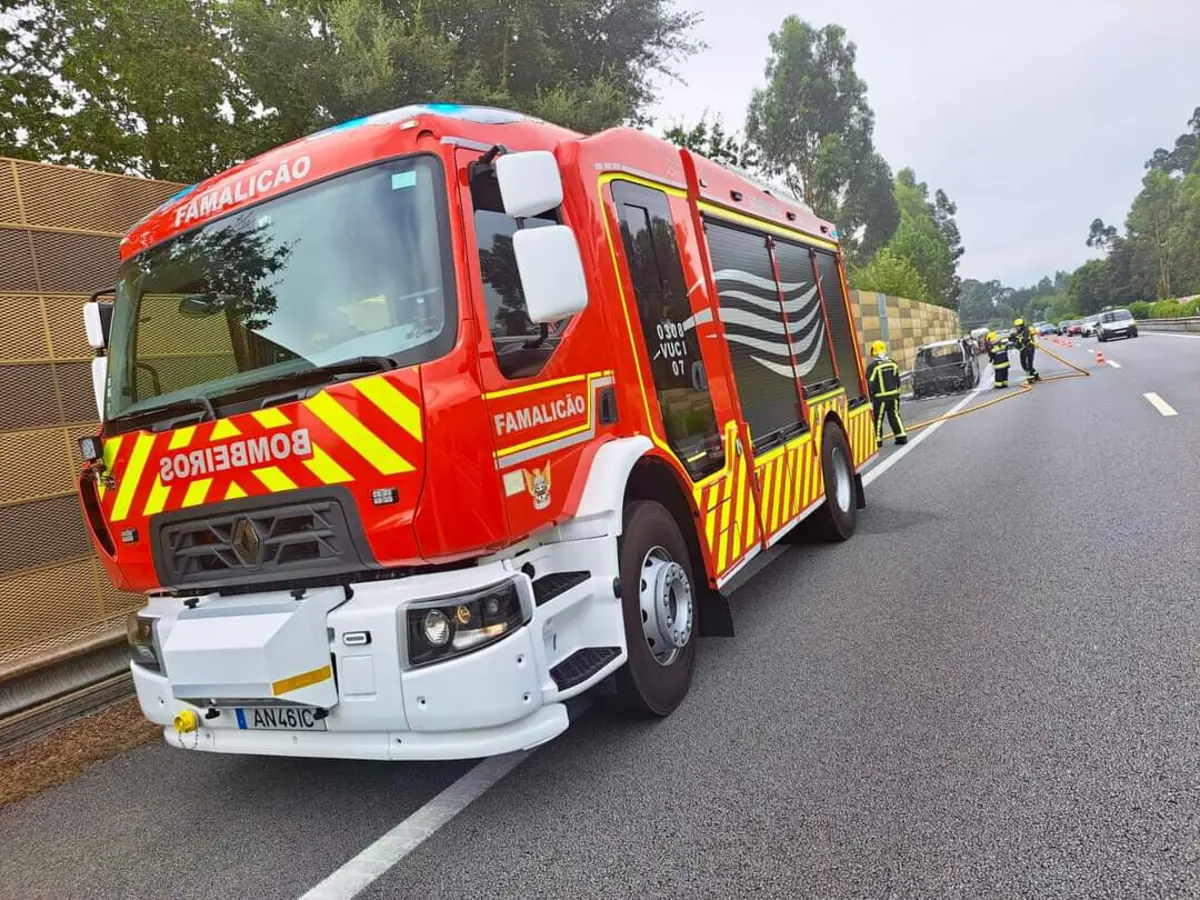 Imagem de contexto do artigo Carro ardeu na A3