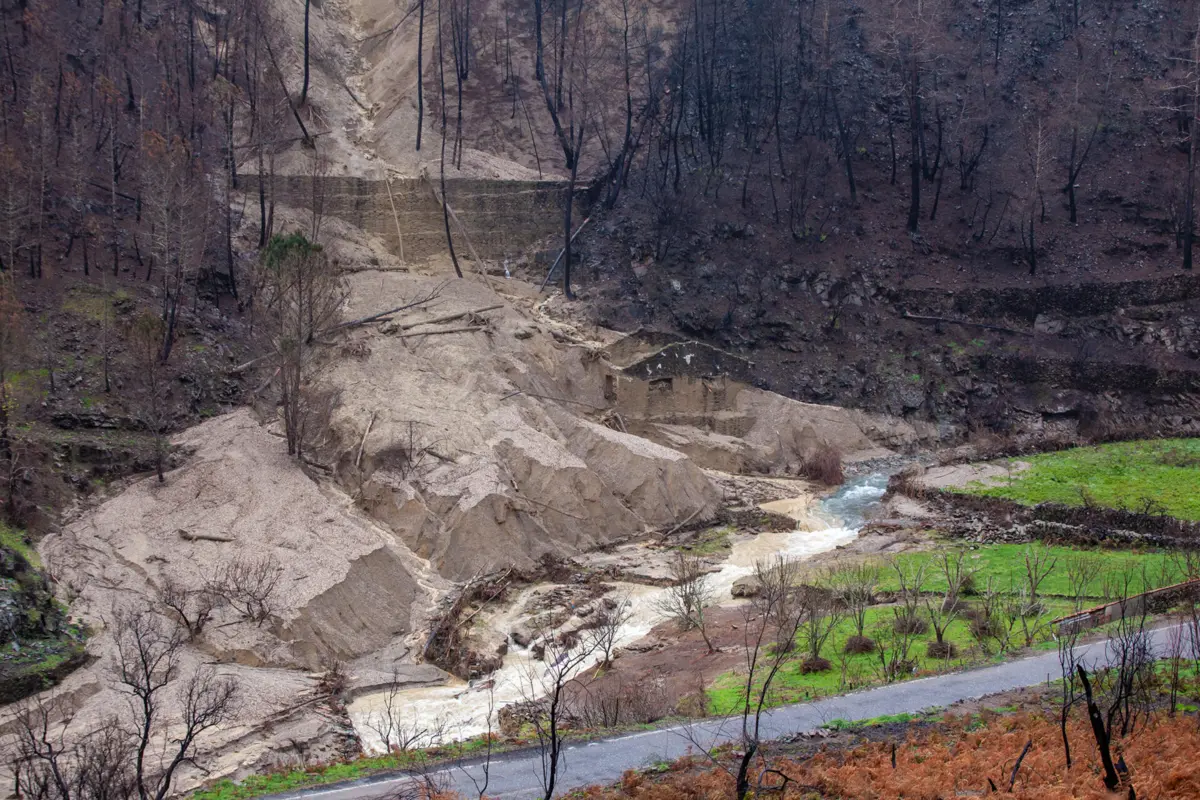 Associação denuncia colapso. Empresa nega e diz que houve infiltração de água da chuva