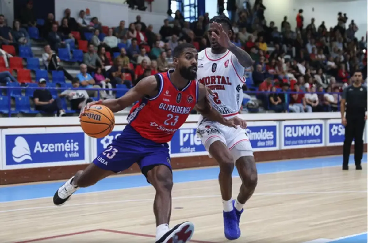 Wesley Saunders realizou seis jogos pela Oliveirense