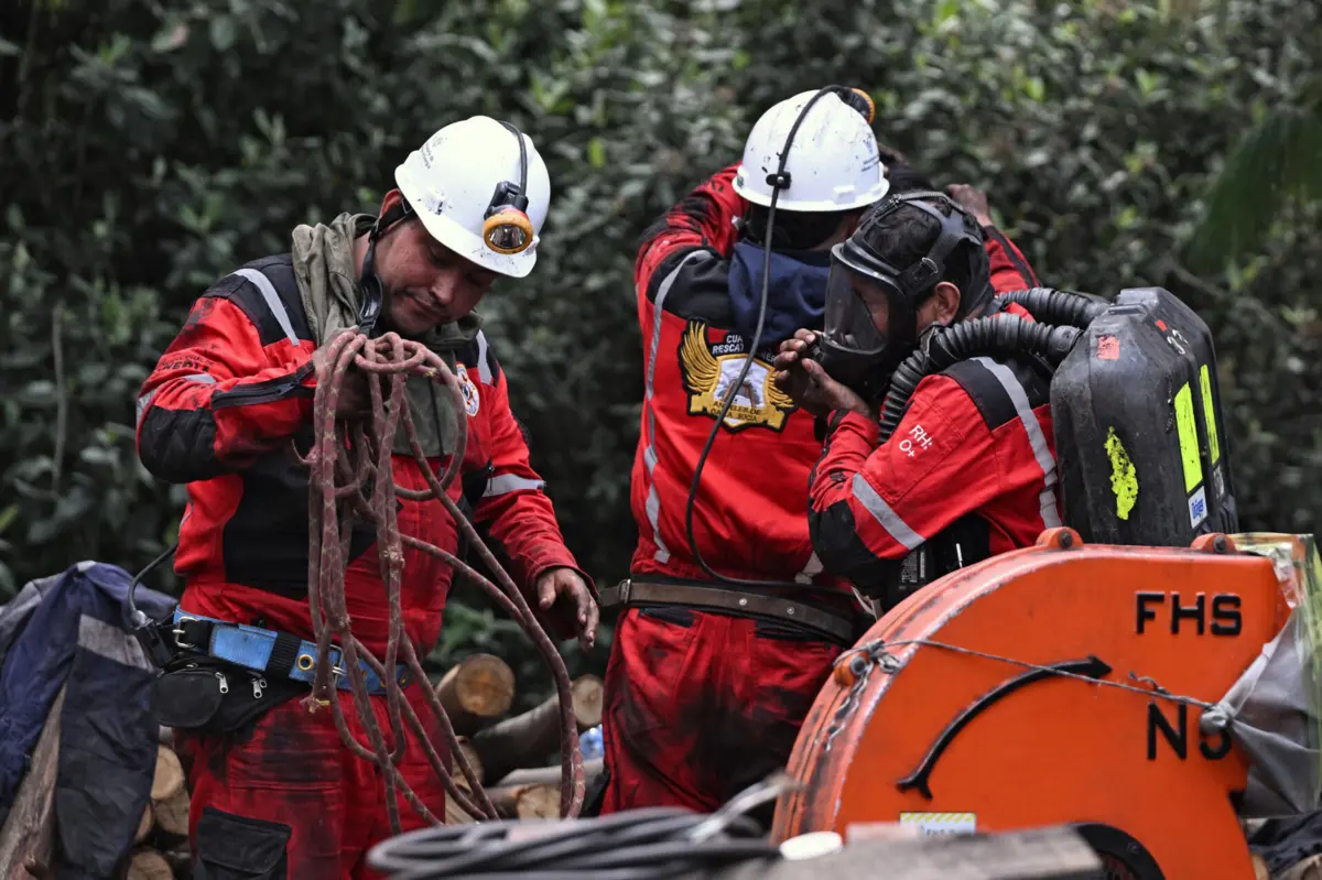 Membros da equipa de resgate no exterior da mina