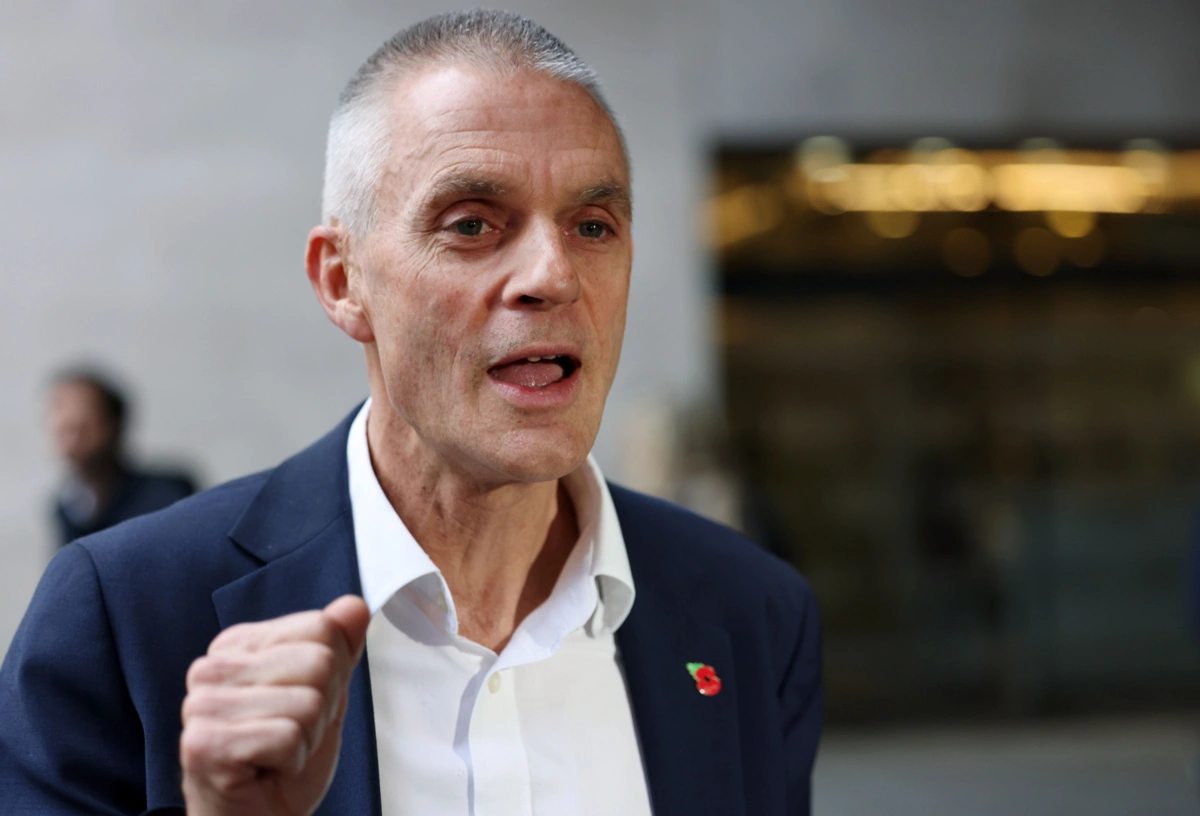 Tim Davie, diretor-geral cessante da BBC, apelou à defesa do jornalismo e reconheceu "erros que custaram caro"