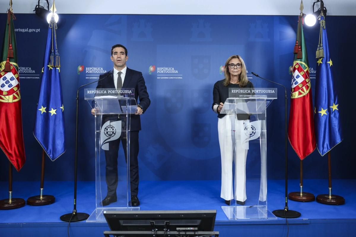 Leitão Amaro (à esquerda) e Ana Paula Martins (à direita)