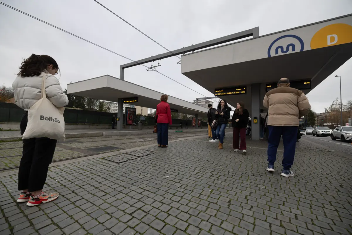 Segundo fonte oficial da Metro do Porto, o metro circulará em todas as linhas, mas com menos frequências