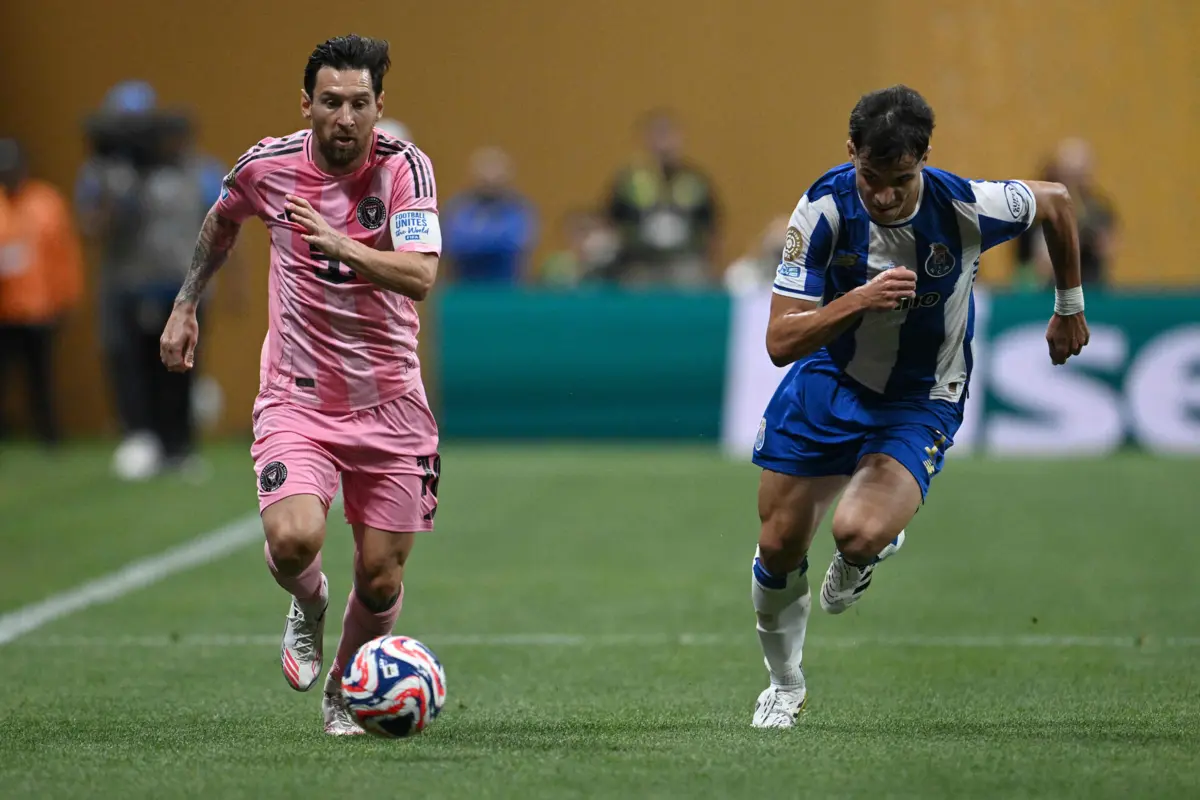 Lionel Messi foge a Gabri Veiga num lance que espelha o jogo de Atlanta