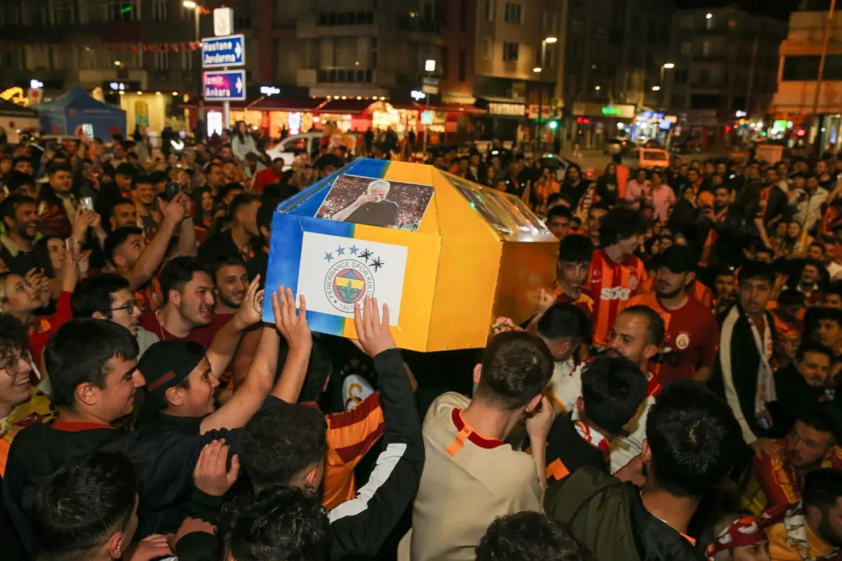 Caixão com as cores do Fenerbahçe