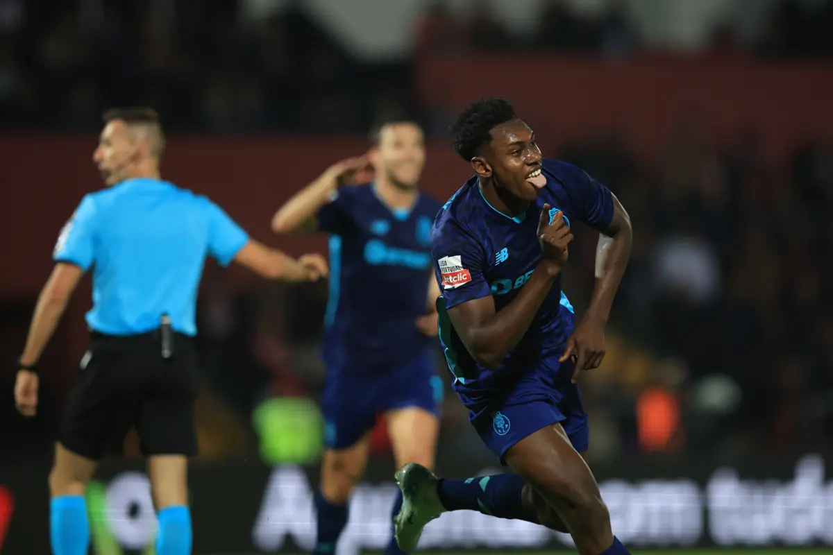 Samu Aghehowa bate Ochoa pela terceira vez