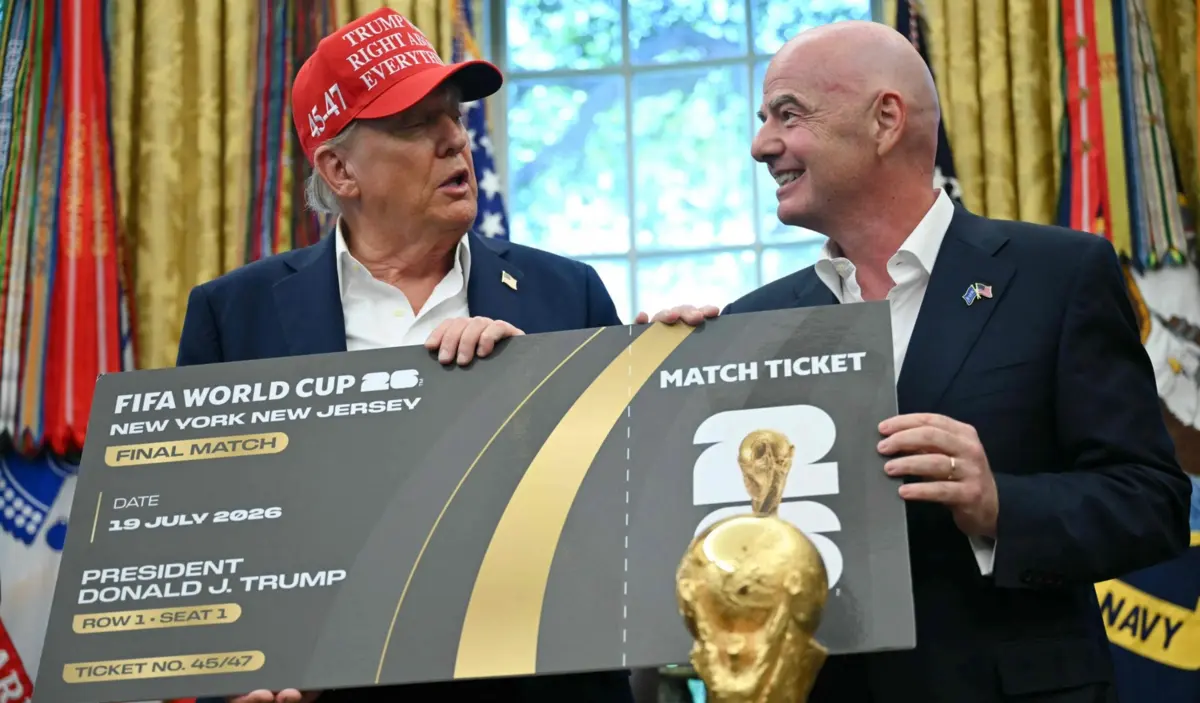 O presidente Gianni Infantino ofereceu um bilhete para a final a Donald Trump