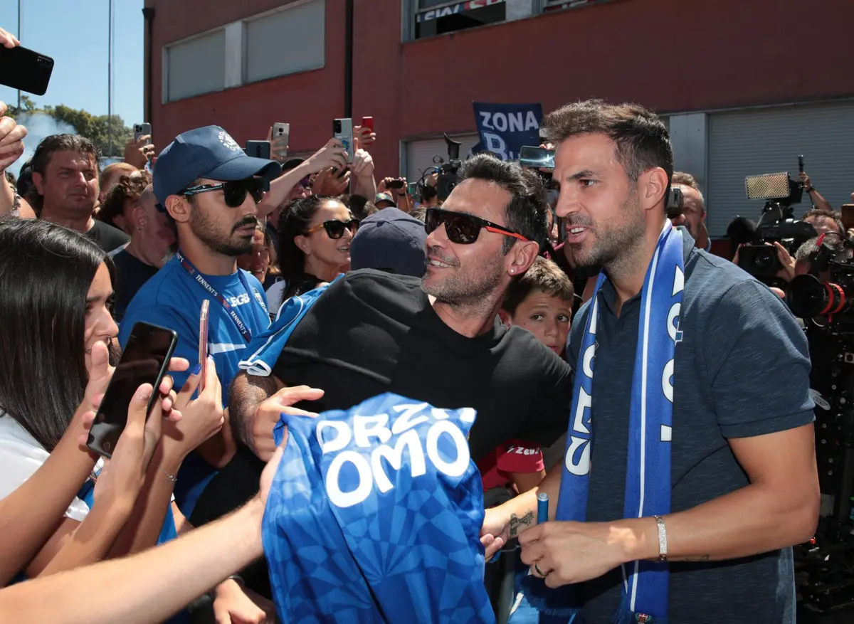 Fábregas acabou a carreira de jogador no Como, agora é o treinador