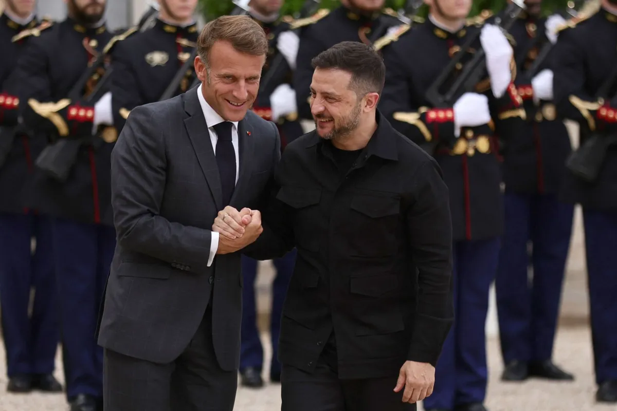 O presidente francês Emmanuel Macron com o seu homólogo ucraniano Volodymyr Zelensky