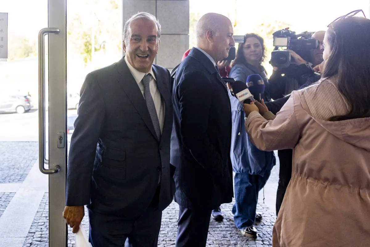 Silva Tiago (à esq.) é defendido pelo advogado Marinho Falcão