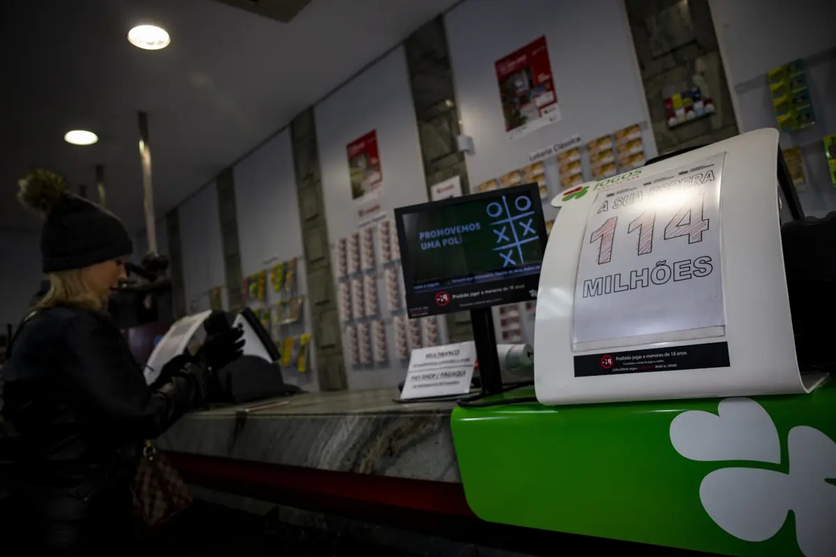 Suspeitos aproveitavam-se de quem queria trespassar cafés, papelarias ou restaurantes