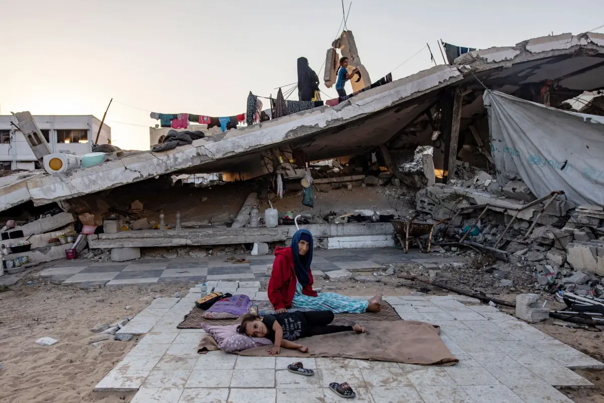 População de Gaza sobrevive entre escombros