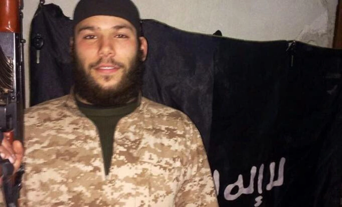 A acusação alega que Krayem, que aparece no vídeo, ajudou a colocar o piloto na jaula