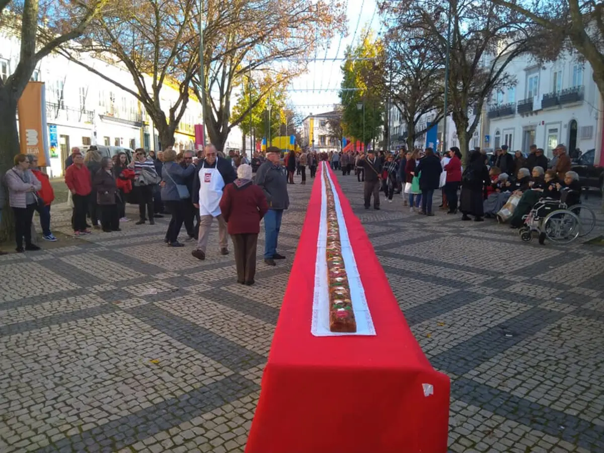 O bolo-rei gigante tem 42 metros de comprimento