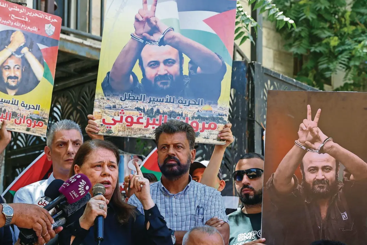 Manifestantes em Ramallah, na Cisjordânia ocupada, exigem a libertação de Marwan Barghouti, principal nome palestiniano que se encontra detido por Israel.