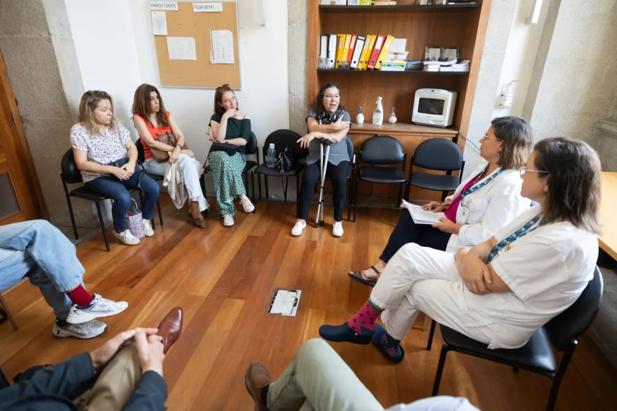 Equipa multidisciplinar de profissionais de saúde dinamiza as sessões em grupo