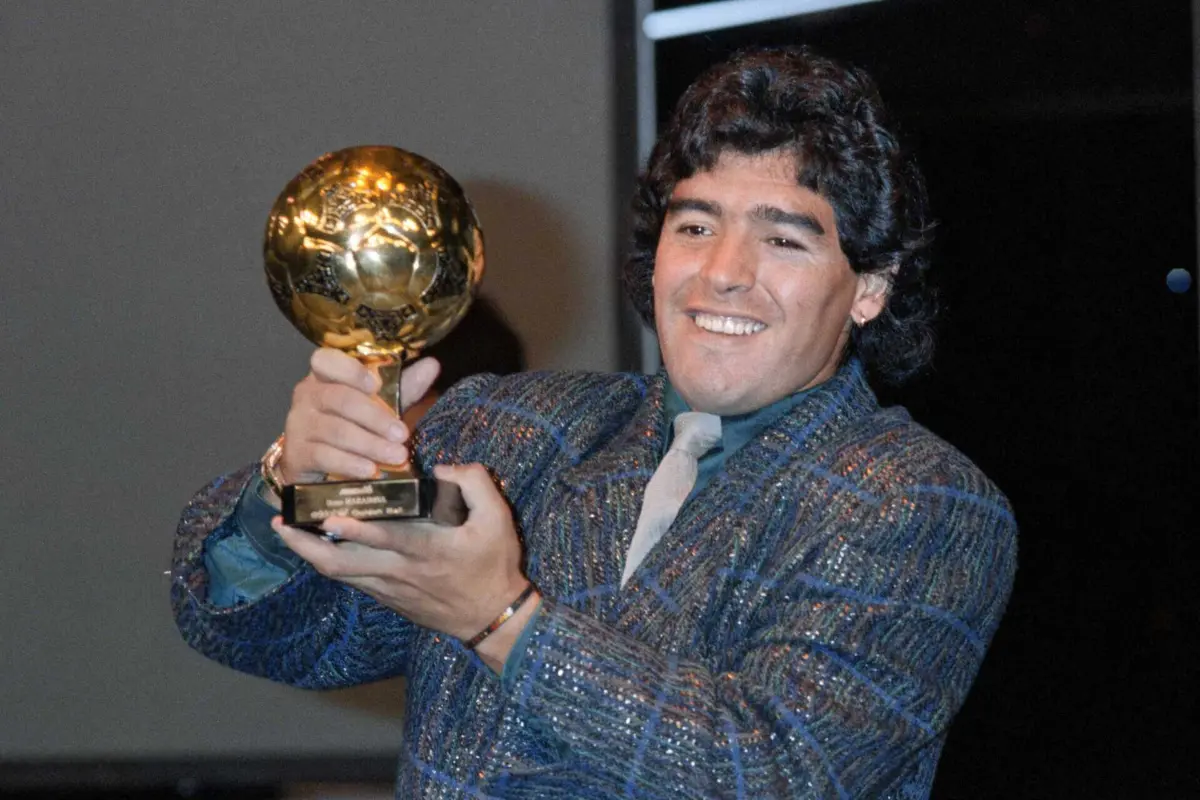 Diego Maradona com a Bola de Ouro do Mundial de 1986