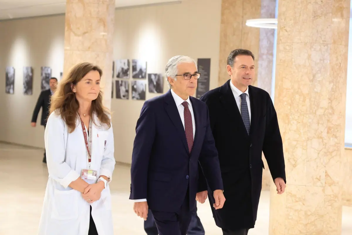 Maria João Baptista, presidente do Conselho de Administração do Centro Hospitalar de São João, José Pedro Aguiar-Branco, presidente da Assembleia da República, e Luís Montenegro, primeiro-ministro