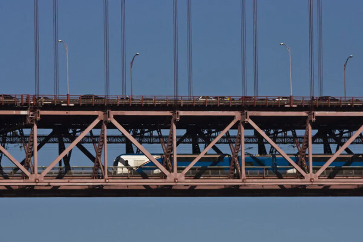 Imagem de contexto do artigo Queda de catenária afeta circulação de comboios na Ponte 25 de Abril