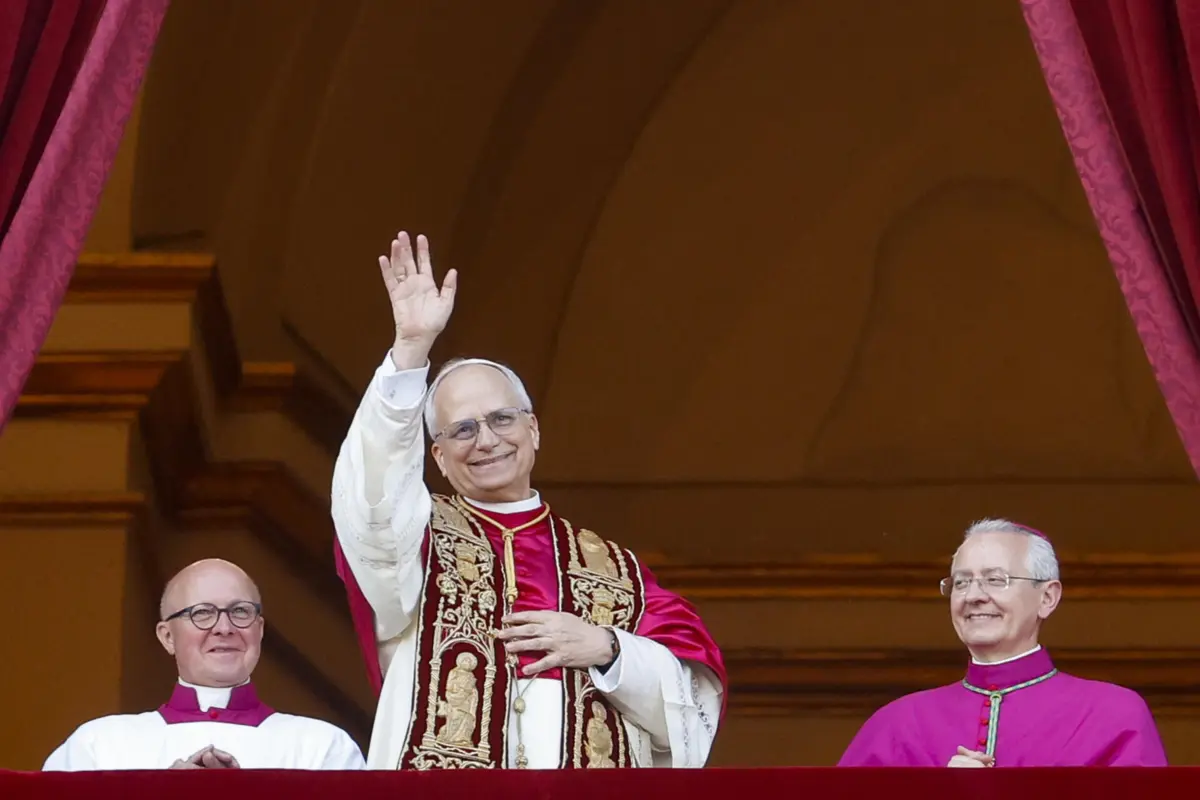 Novo Papa surgiu à varanda sorridente e emocionado