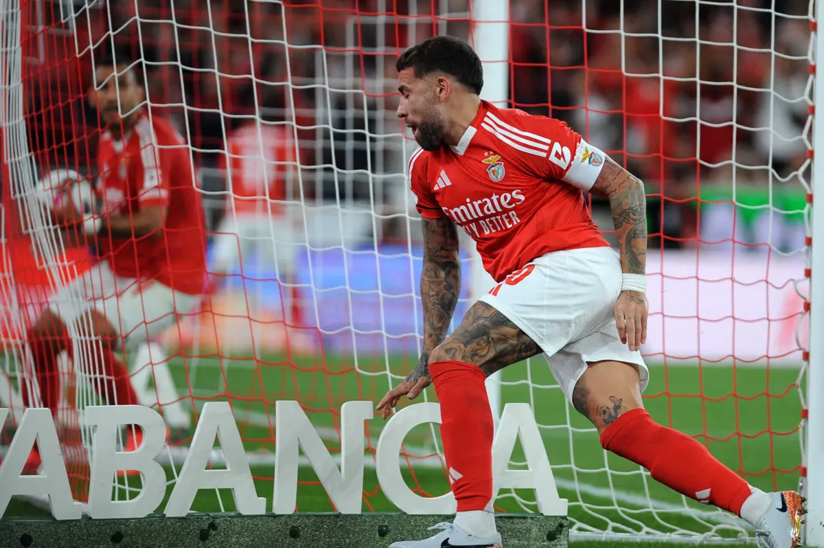 Otamendi (à direita) tem contrato até 2025