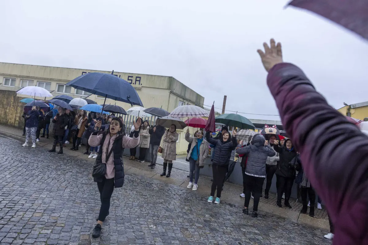 Prostesto por melhores salários em novembro. Meses depois, 97 pessoas foram dispensadas