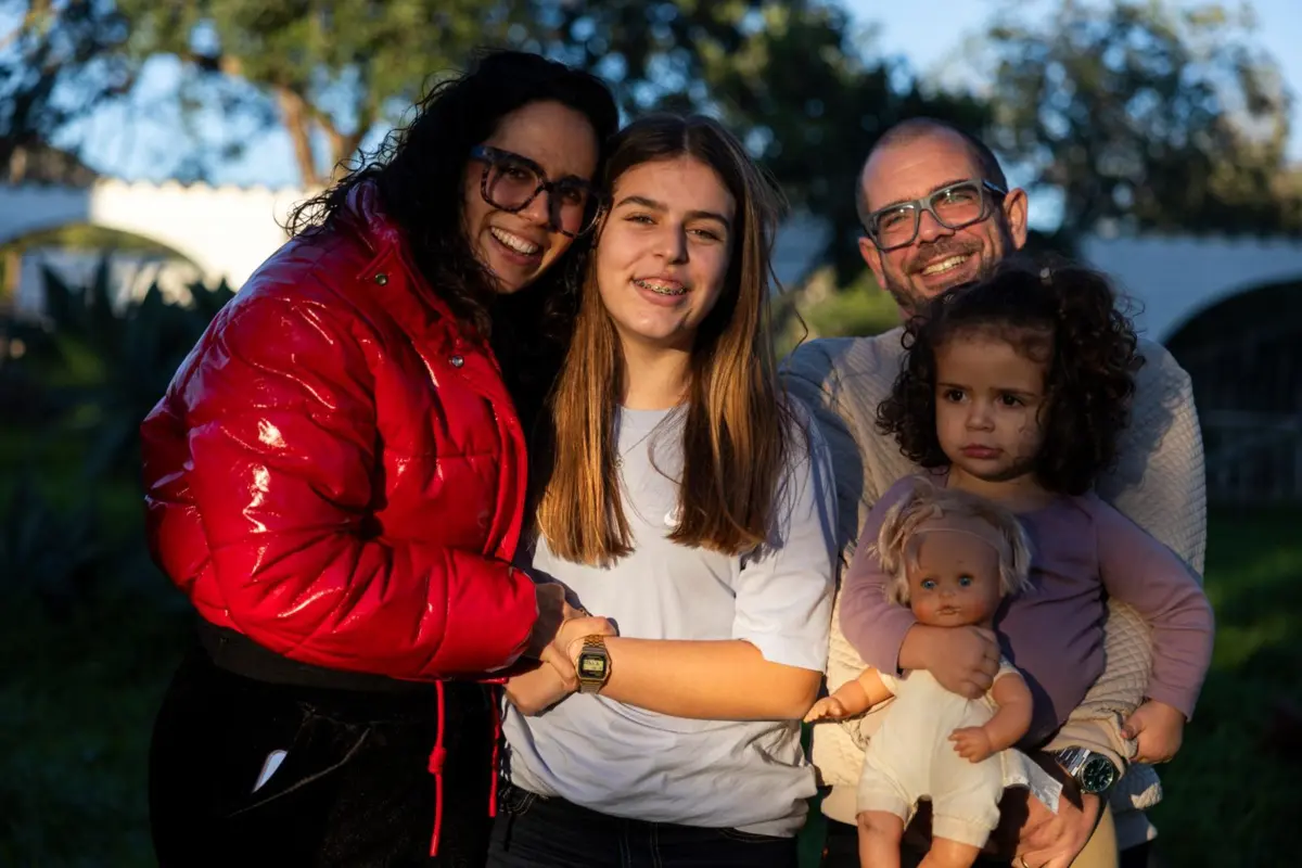 Isabel e Bruno com Judite e Rosarinho, nascida de uma "barriga de aluguer" na Geórgia