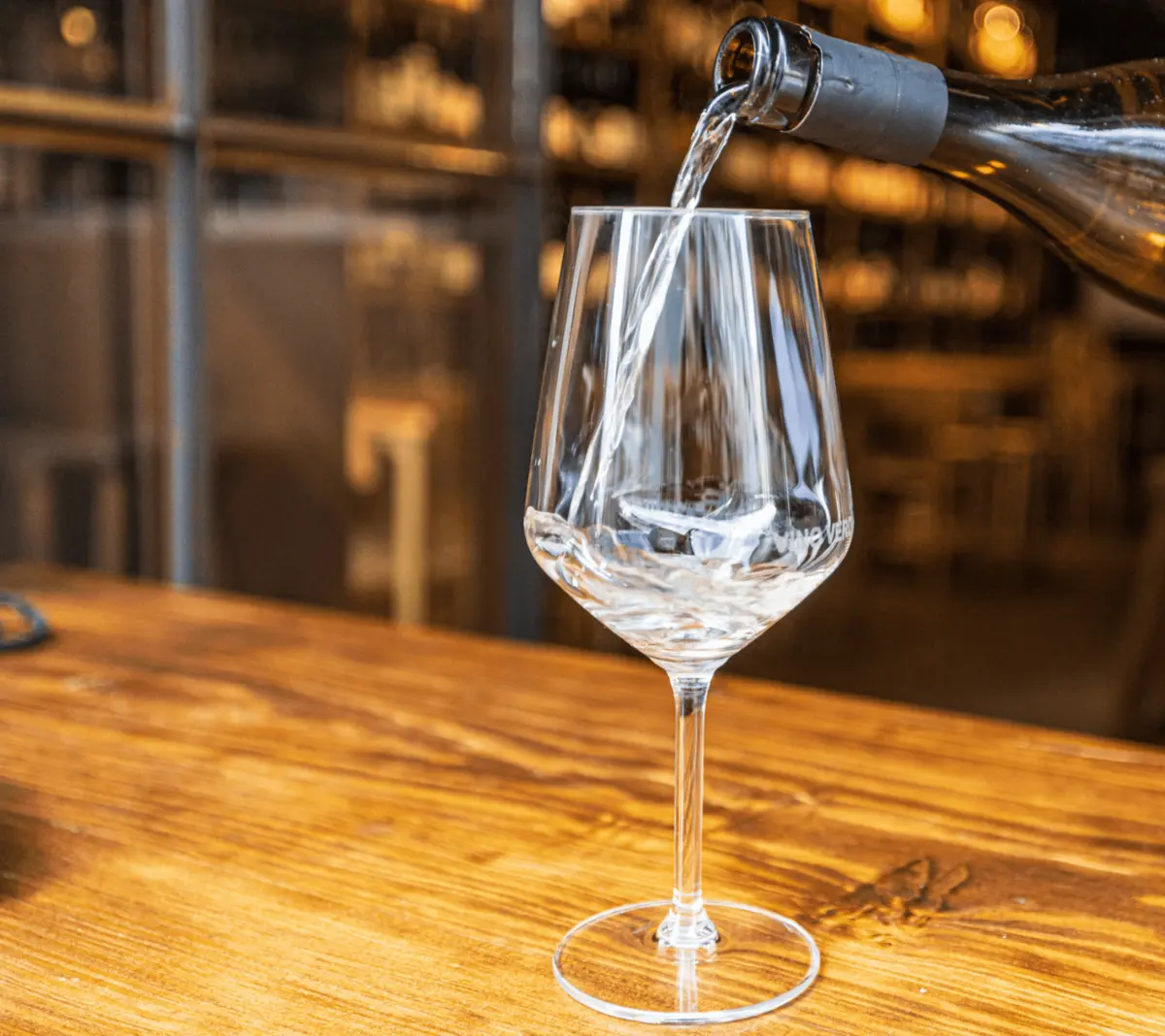 Suspeito é acusado de ter misturado ácido com vinho branco, mistura que levaria a mulher a morrer