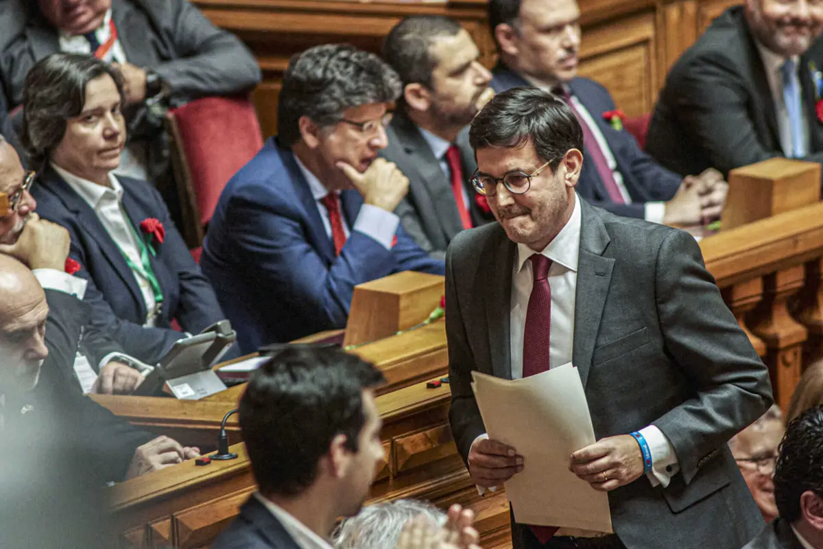 Deputados da Iniciativa Liberal defendem que a atual lei não tem em conta o superior interesse da criança.