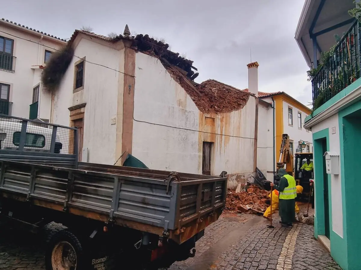 Rua Dr. Romão de Mascarenhas foi cortada ao trânsito