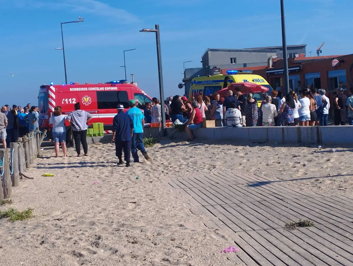 Embarcação naufragou a cerca de dois quilómetros da costa