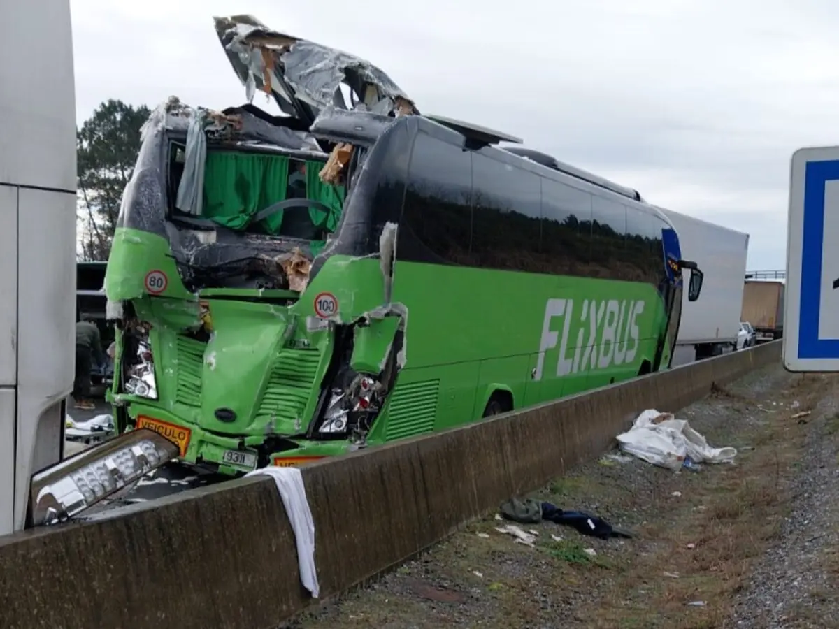 Imagem de contexto do artigo Dois passageiros de autocarros portugueses morrem num acidente com 100 viaturas em França