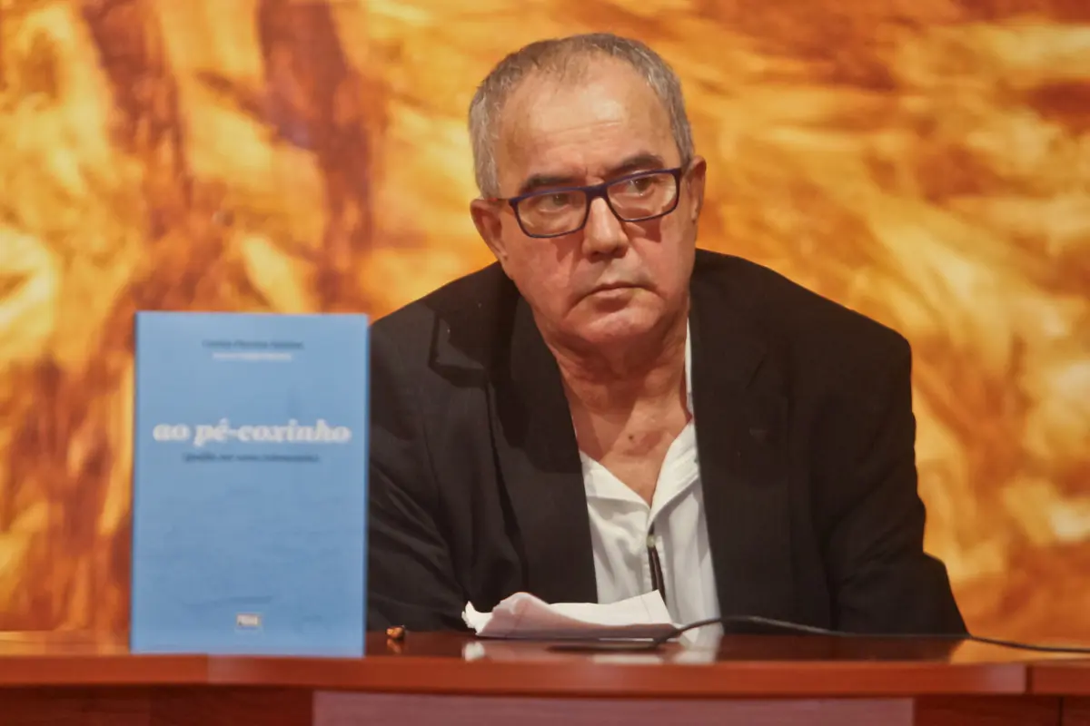 Jornalista lançou recentemente o livro "Ao Pé-Coxinho"