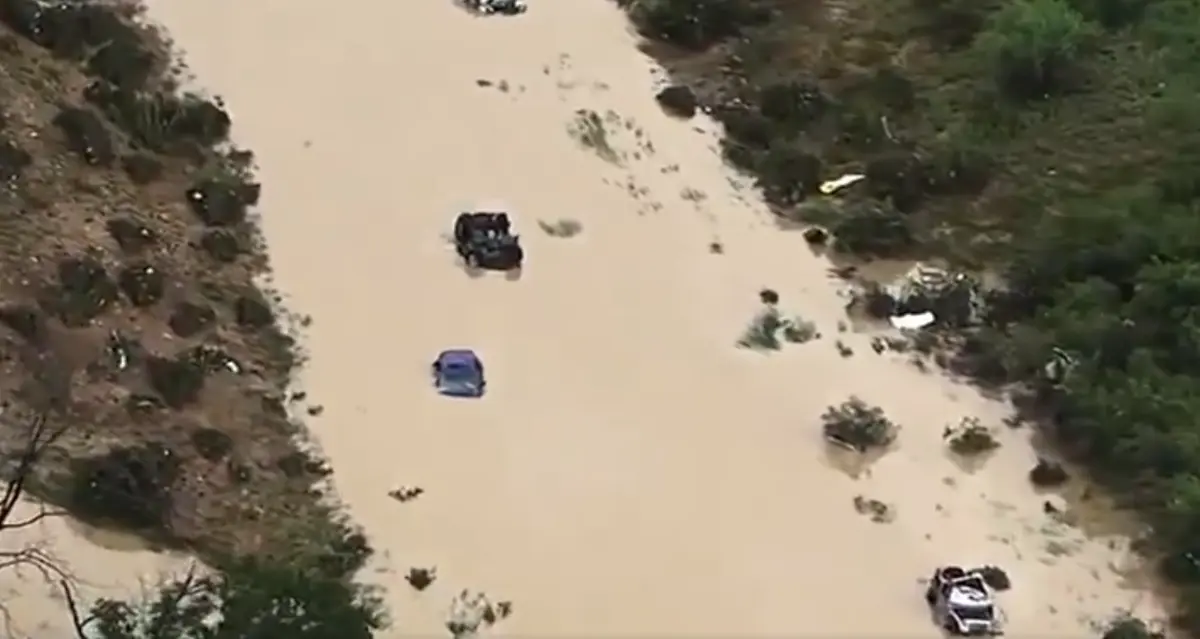 Vários carros foram arrastados pelas forças das águas