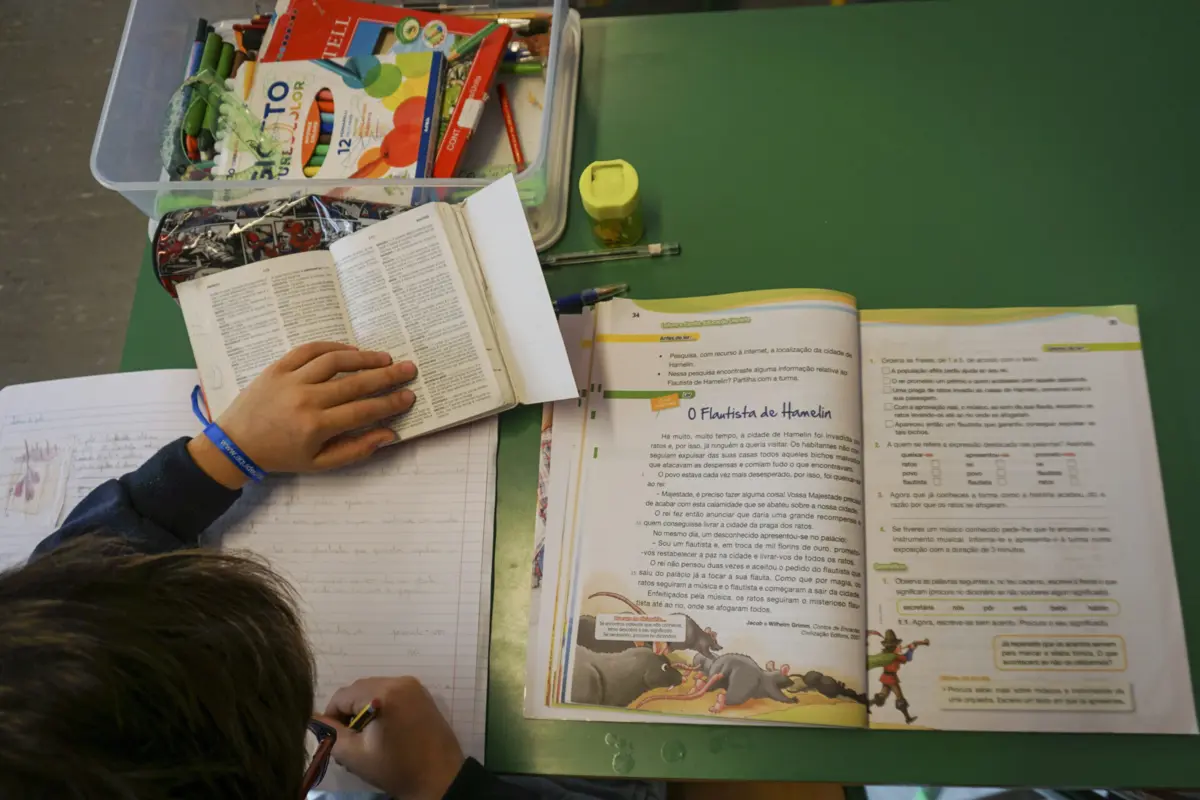 Entrega de manuais escolares foi comprometida pelos CTT